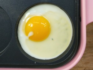 11、复刻街头美食~网厨第一个肉蛋堡,此时鸡蛋在慢慢凝固。