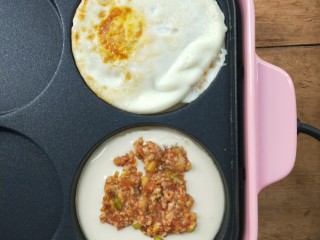 15、复刻街头美食~网厨第一个肉蛋堡,还是用筷子铺上一层肉馅。