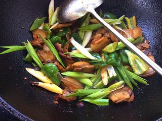 13、辣子蒜苗回锅肉,下蒜苗翻炒片刻，出锅