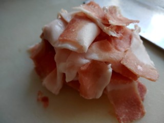 1、虎皮椒香小炒肉,五花肉切薄片，不要太厚，太厚油煸不出来。