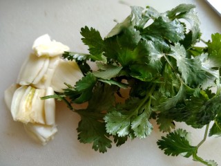 2、虎皮椒香小炒肉,大蒜子拍下，摘点香菜叶，根不要。