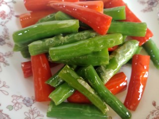 5、虎皮椒香小炒肉,煸出虎皮，装盘备用。