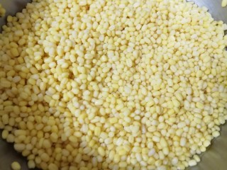 1、绿豆糕,脱皮绿豆前一天晚上用水泡上(如果温度太高就放冰箱冷藏泡发)。