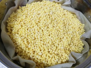2、绿豆糕,蒸锅内放水放篦子，铺上笼布，将泡好的绿豆放在笼布上，适当撒一点水(要不然蒸出来的绿豆有点干)，凉水上锅，上汽后蒸半个小时。