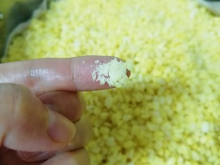 4、绿豆糕,蒸好的绿豆用手指捻一下，很容易就成粉状了，这种状态就可以了。