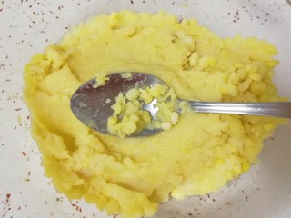 5、绿豆糕,用勺子舀一勺蒸熟的绿豆，压成泥，再舀一勺，继续压成泥...直到把蒸好的绿豆全部压完。