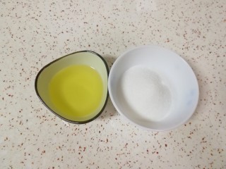 7、绿豆糕,准备好玉米油和细砂糖。