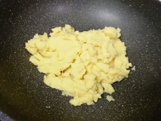 8、绿豆糕,把绿豆泥倒入不粘锅里。