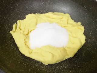 10、绿豆糕,翻炒至绿豆泥和油完全融合的时候，加入细砂糖继续翻炒。