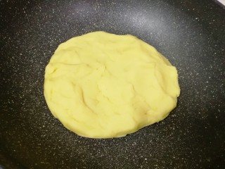 11、绿豆糕,翻炒至细砂糖完全融化，绿豆泥能抱成团的时候关火，绿豆泥盛出晾凉备用。