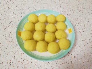 12、绿豆糕, 晾好的绿豆泥分成35g一份搓圆。