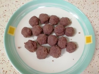 13、绿豆糕,豆沙馅分成10g一份备用。