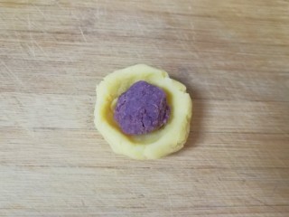 14、绿豆糕,取一份绿豆泥捏成小碗状，放入豆沙馅。