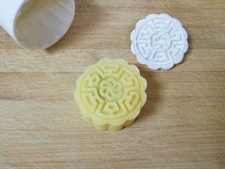 17、绿豆糕, 稍微用点力压一下，一块绿豆糕就做好了。