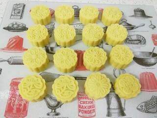 18、绿豆糕, 这些食材一共做了16块绿豆糕，我的模具有六个图案，都试了一下。