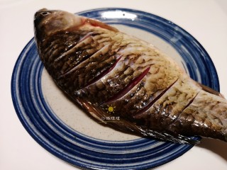 2、剁椒鲫鱼,将鲫鱼洗净，在鱼背上用刀划几条口子。