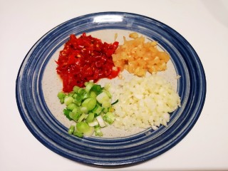 4、剁椒鲫鱼,腌鱼的同时将泡椒、泡姜、小葱和大蒜切碎备用。