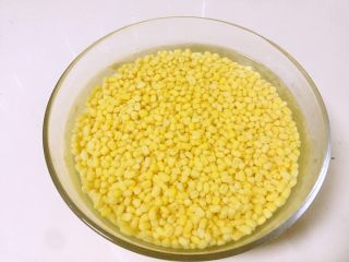 1、奶香绿豆糕（无油低糖版）,脱皮绿豆洗干净，浸泡水中过夜