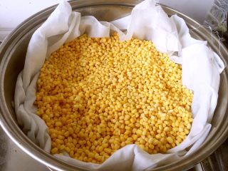 2、奶香绿豆糕（无油低糖版）,泡好的绿豆沥干水分，放到笼布上蒸1小时左右（蒸的方法可以减少绿豆中的水分）