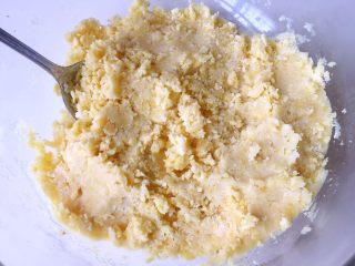 3、奶香绿豆糕（无油低糖版）,用勺子把蒸熟的绿豆碾碎成泥状