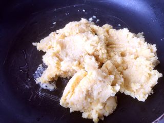 5、奶香绿豆糕（无油低糖版）,倒入不粘锅中，小火加热炒干