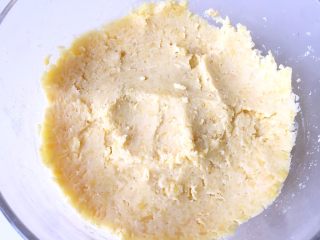 6、奶香绿豆糕（无油低糖版）,炒干的绿豆沙拿出碗中，晾凉备用