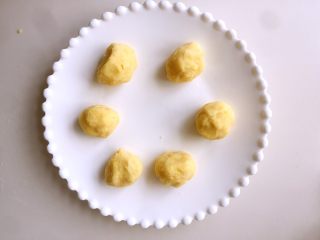 7、奶香绿豆糕（无油低糖版）,把绿豆沙分为20g/个的小剂子