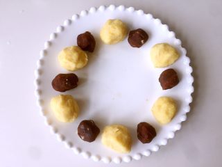 8、奶香绿豆糕（无油低糖版）,把红豆沙分成10g/个的小剂子