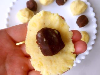 9、奶香绿豆糕（无油低糖版）,把绿豆沙按扁，包入红豆沙馅料