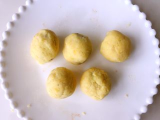 10、奶香绿豆糕（无油低糖版）,全部包好，搓圆