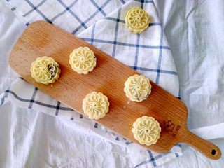 12、奶香绿豆糕（无油低糖版）,包好的绿豆糕放进模具里，压出花形就可以啦