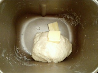 1、馅料足足的超级至尊匹萨,先将黄油以外的面团材料（加牛奶的时候注意观察面团的湿度进行调整，不要一次加完）放入面包机中，启动揉面功能，约10分钟揉成光滑面团后，加入切成小块的软化的黄油（如果用玉米油可以所有面团材料同时放入），