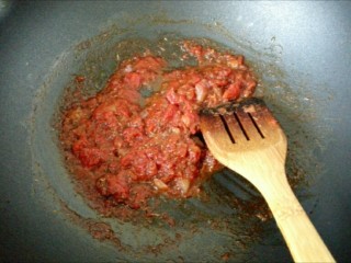 5、馅料足足的超级至尊匹萨,炒披萨酱：油锅烧热，放少许玉米油，下适量洋葱爆香，下番茄丁和披萨草，盐，糖，黑胡椒小火炒至番茄变软成酱，盛出放凉待用。