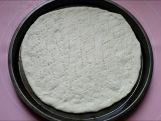 11、馅料足足的超级至尊匹萨,用叉子在面饼上扎孔