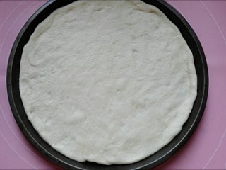 10、馅料足足的超级至尊匹萨,披萨盘抹油（如果是不沾盘不用），把擀好的面饼放进去