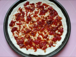 12、馅料足足的超级至尊匹萨,均匀的涂上炒好晾凉的披萨酱