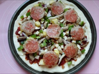 14、馅料足足的超级至尊匹萨,放上其他馅料