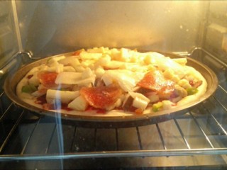 16、馅料足足的超级至尊匹萨,烤箱预热上170度，下火160度，烤20分钟。烤好后，取出用轮刀切块即可食用。