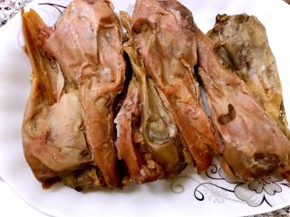 2、食光社劲爆香辣鸭头,熟制的鸭头解冻备用