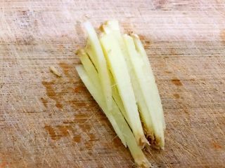 3、食光社劲爆香辣鸭头,姜片切丝