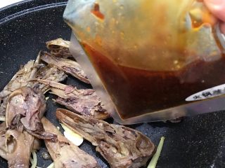 7、食光社劲爆香辣鸭头,加入里面的火锅料包（爱吃酱香的也有配酱香包哦）