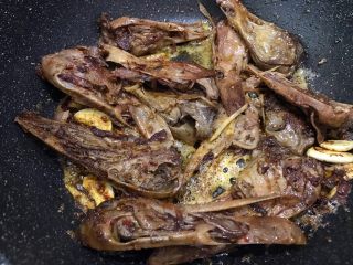 8、食光社劲爆香辣鸭头,翻炒均匀