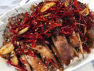 11、食光社劲爆香辣鸭头,出锅前加入1少勺白糖翻炒均匀即可出锅