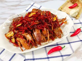 12、食光社劲爆香辣鸭头,摆盘开吃咯，香辣飘香，来杯冰啤酒，爽啊^_^