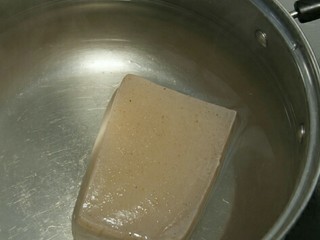 1、宫保魔芋,魔芋用清水煮，水开后煮约10分钟。