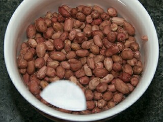 2、宫保魔芋,花生米用清水淘洗干净。