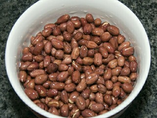 4、宫保魔芋,花生米炒熟后盛出备用。