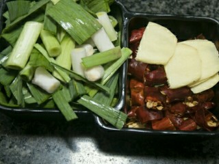 6、宫保魔芋,干辣椒切小段，姜切片，蒜苗切节。