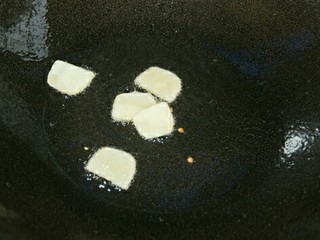 7、宫保魔芋,锅中油热后放入姜片爆香。