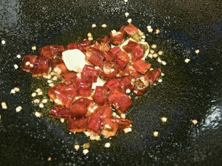 8、宫保魔芋,再放辣椒炒至微糊，加郫县豆瓣炒出红油。